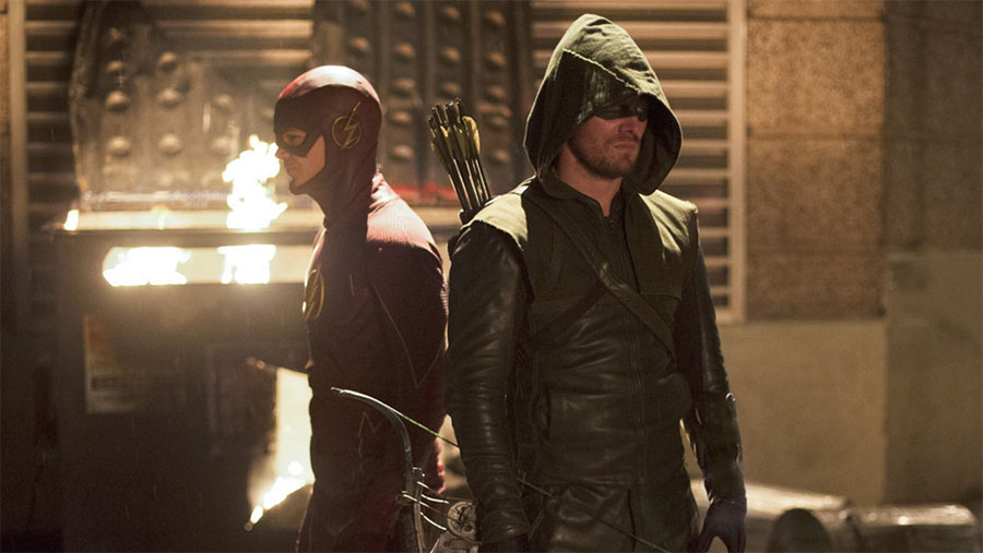 grant-gustin-stephen-amell-the-flash-thecw
