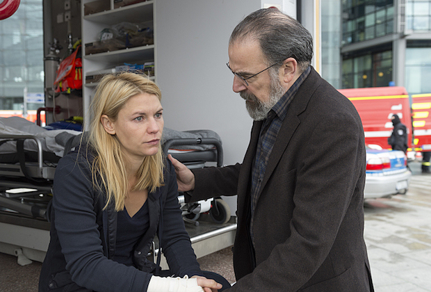 Claire Danes as Carrie Mathison and Mandy Patinkin as Saul Berenson in Homeland (Season 5, Episode 12). - Photo:  Stephan Rabold/SHOWTIME - Photo ID:  Homeland_512_0196.R