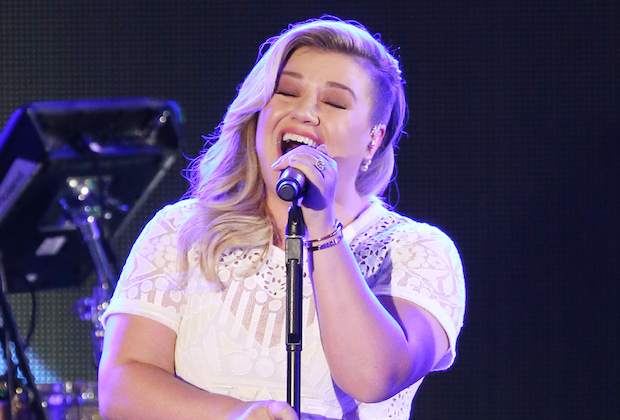 LAS VEGAS, NV - MAY 30:  Kelly Clarkson performs onstage during the iHeartRadio Summer Pool Party held at Caesars Palace on May 30, 2015 in Las Vegas, Nevada.  (Photo by Michael Tran/FilmMagic)