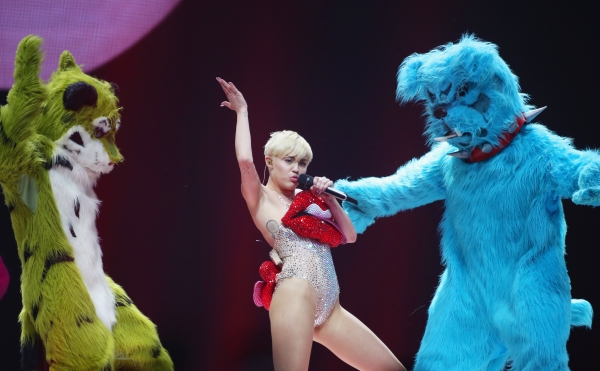 miley-cyrus-performs-in-london-on-her-bangerz-tour