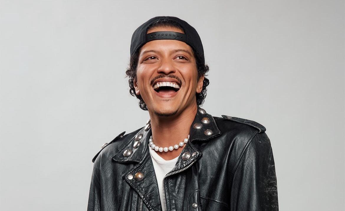 Bruno Mars curte bar em Belo Horizonte e come comidas típicas