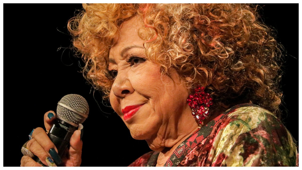 Alcione recebe processo após cancelar show 1 alcione recebe processo apos cancelar show