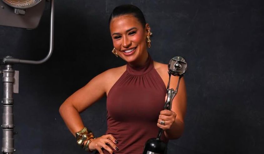 Simone Mendes ganha prêmio de Melhor Música do Ano no 'Melhores do Ano'