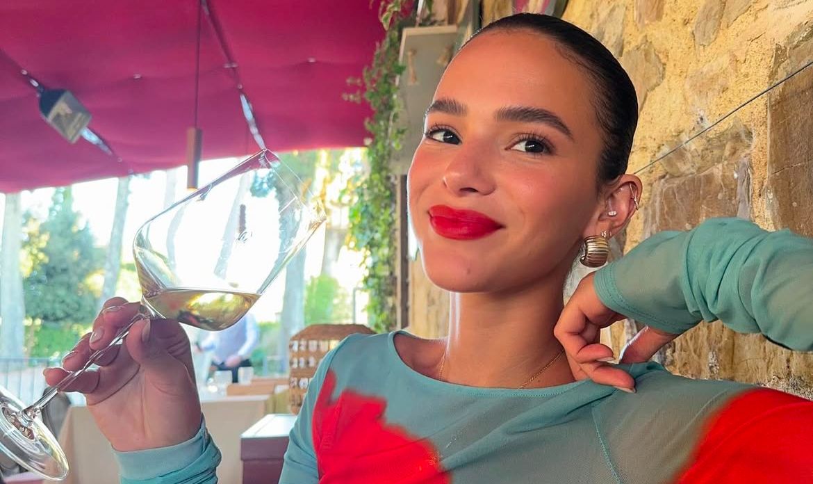 Após polêmica na fezenda, Bruna Marquezine reage a comentário de internauta 1 Após polêmica na fezenda, Bruna Marquezine reage a comentário de internauta