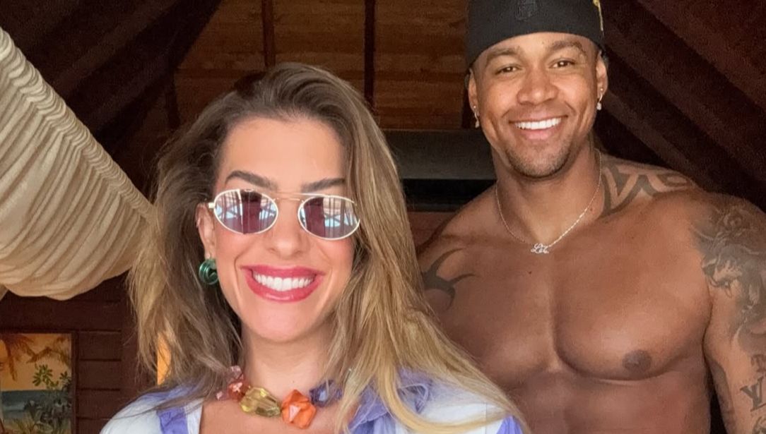Lore Improta e Léo Santana impressionam com shape em viagem