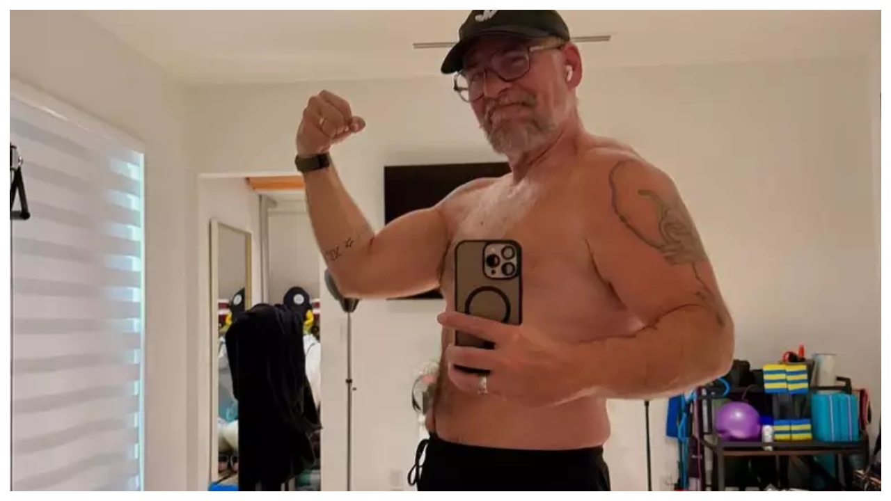 leandro hassum celebra nova fase ao exibir musculos apos perder 17 kg