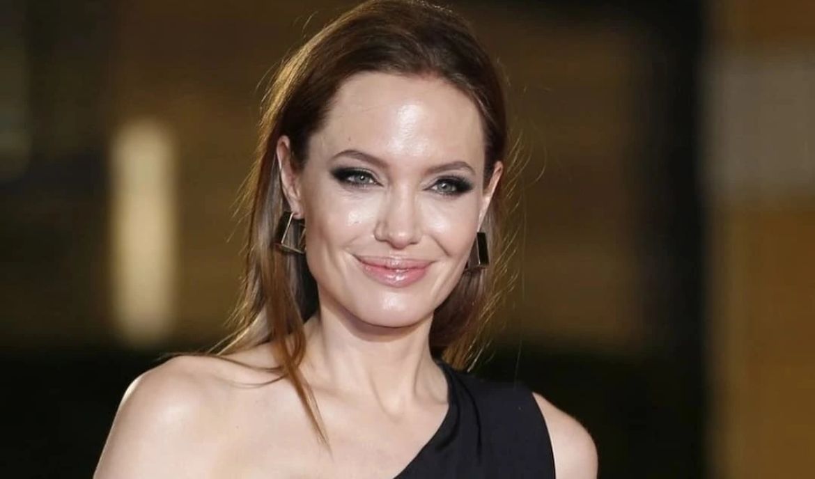 No Brasil: Angelina Jolie visita aldeia indígena no Mato Grosso 1 No Brasil: Angelina Jolie visita aldeia indígena no Mato Grosso